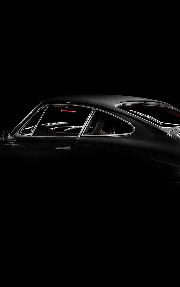 Porsche auf schwarzem Hintergrund