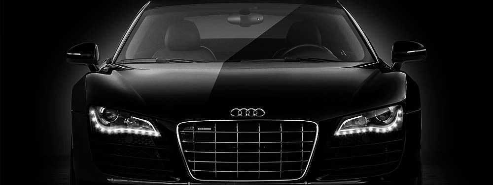 Audi R8 auf schwarzem Hintergrund von Vorne
